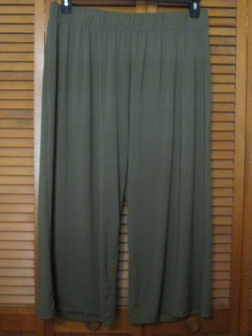 Jessica London wide leg capris olive green pull on & stretchy like new size 22W